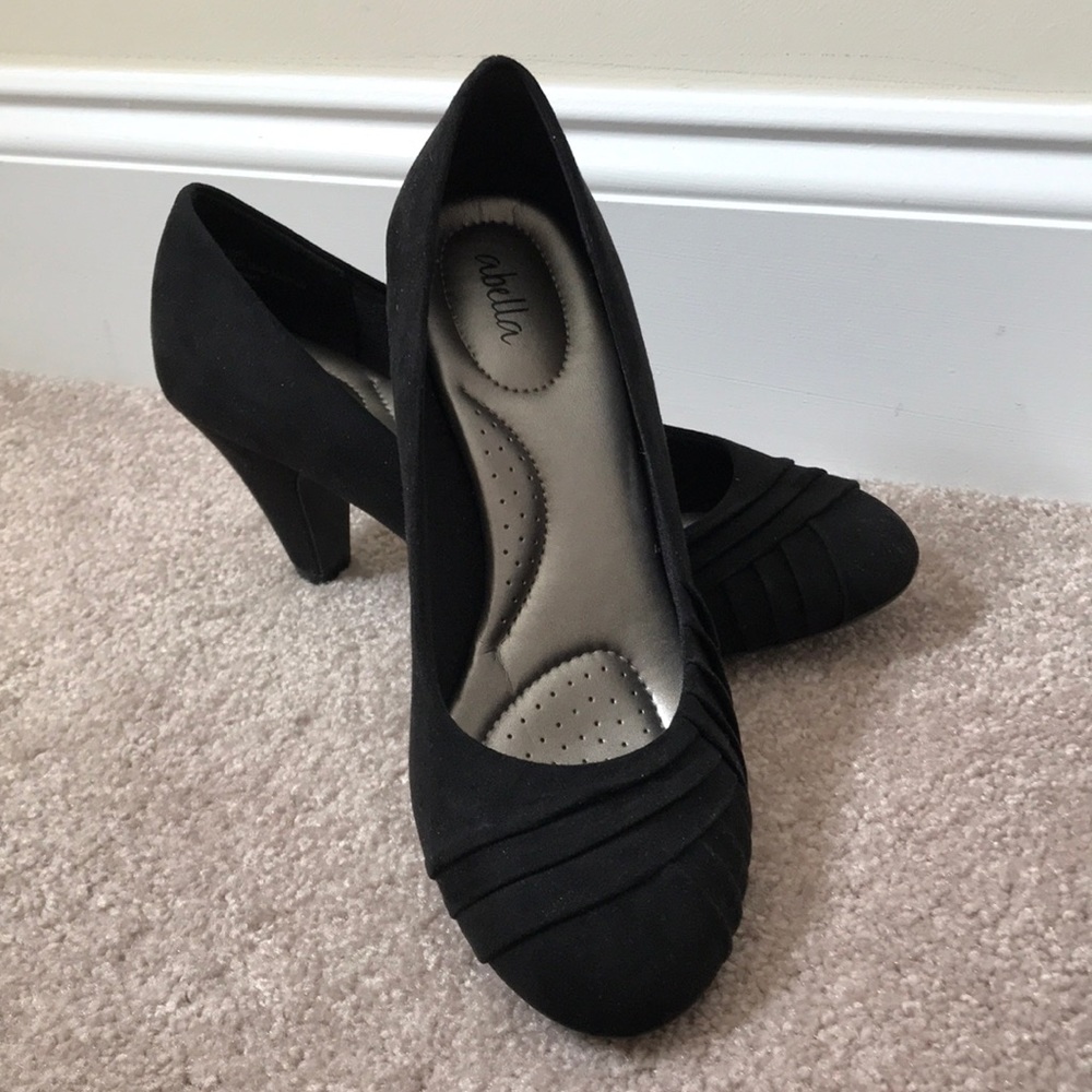 Size 8 black suede like pumps